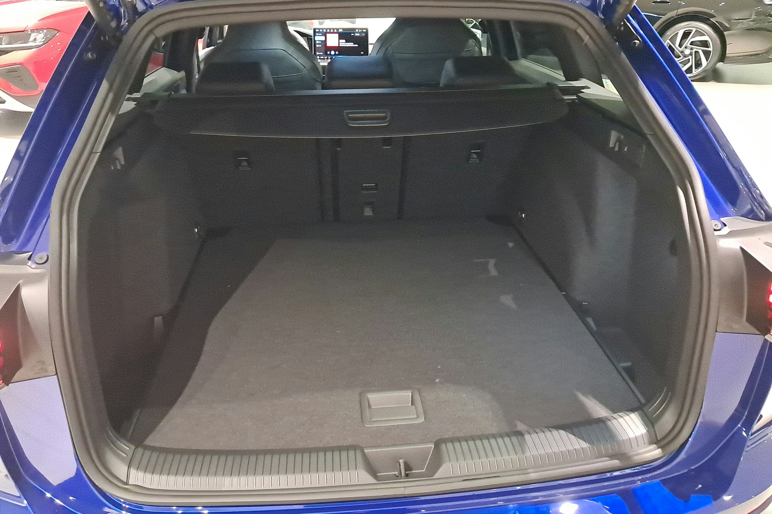 sininen Volkswagen Golf 2025 kuva 19.