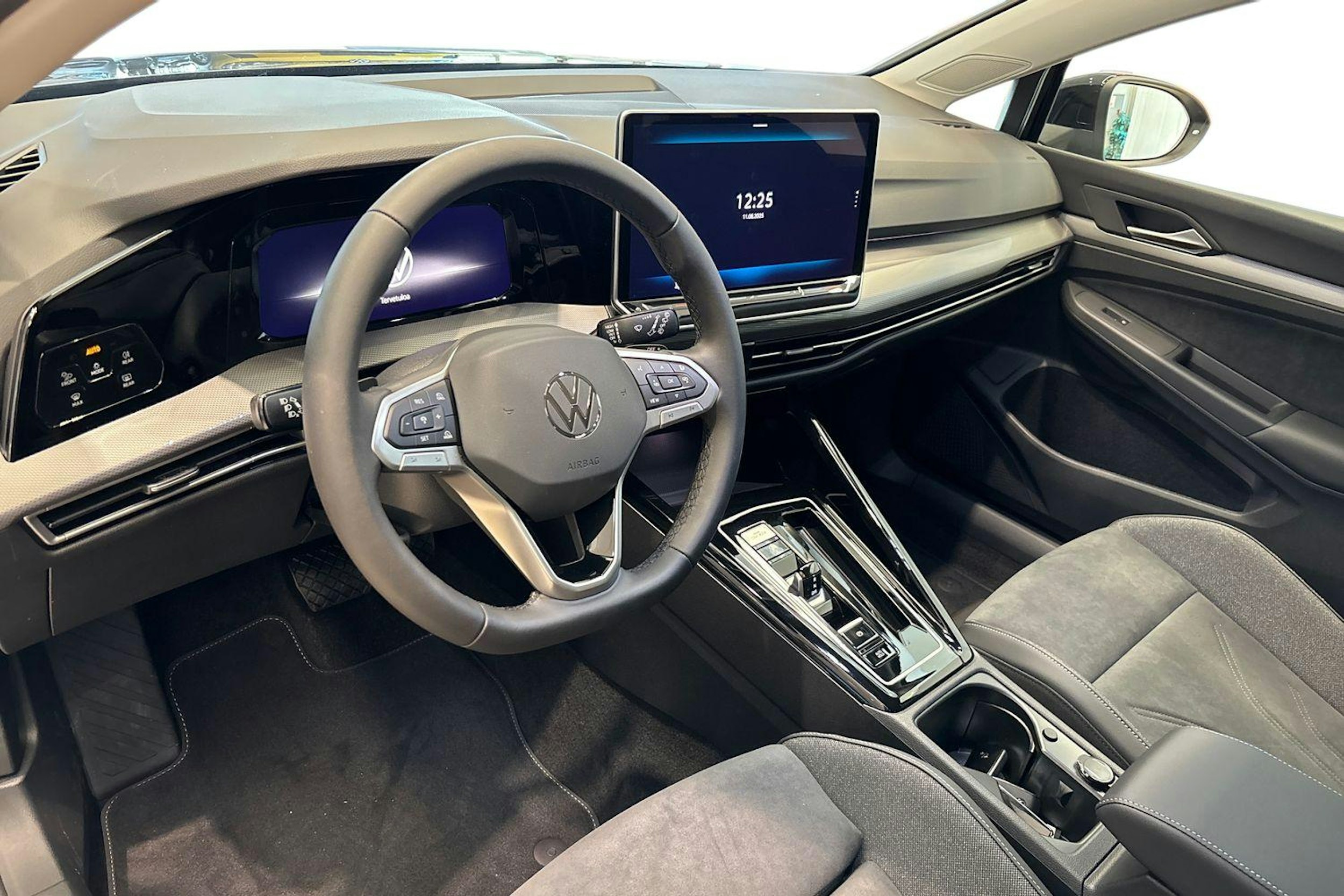 musta Volkswagen Golf 2025 kuva 6.