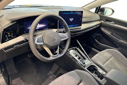 musta Volkswagen Golf 2025 kuva 6.