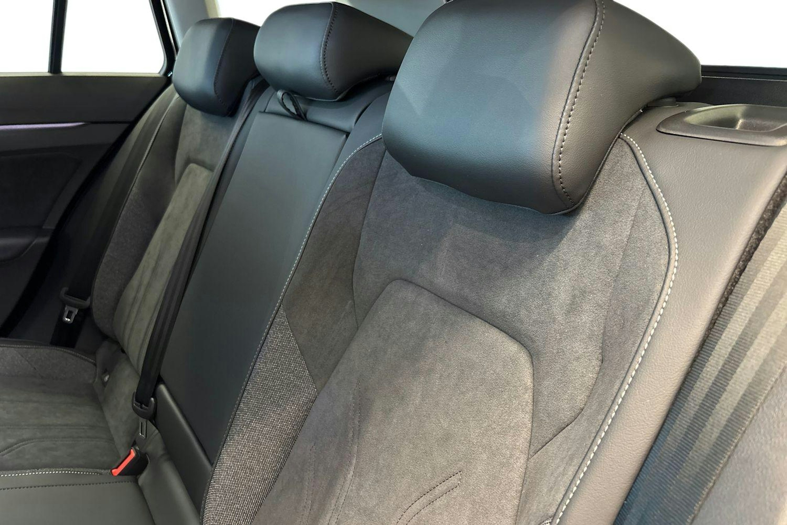 musta Volkswagen Golf 2025 kuva 8.
