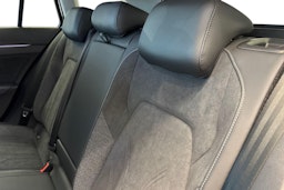 musta Volkswagen Golf 2025 kuva 8.