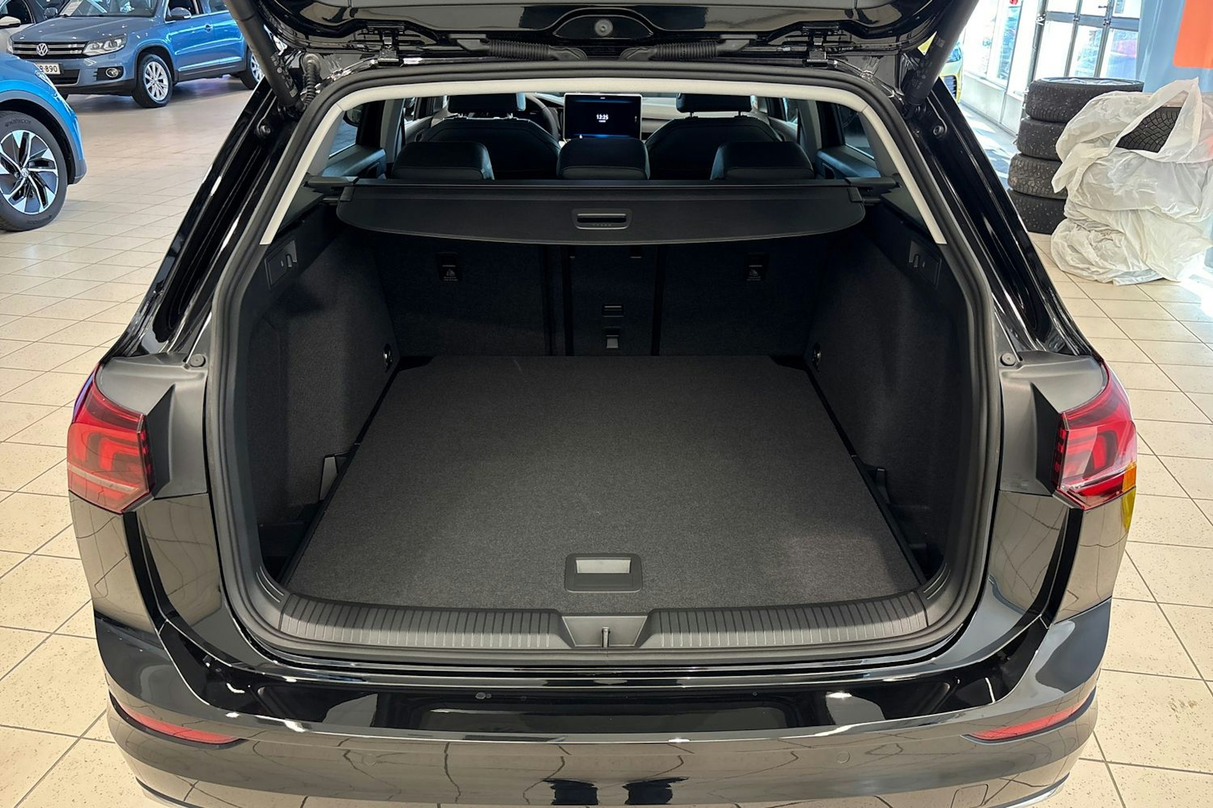 musta Volkswagen Golf 2025 kuva 10.