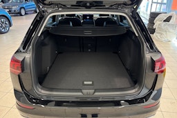 musta Volkswagen Golf 2025 kuva 10.