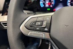 musta Volkswagen Golf 2025 kuva 12.