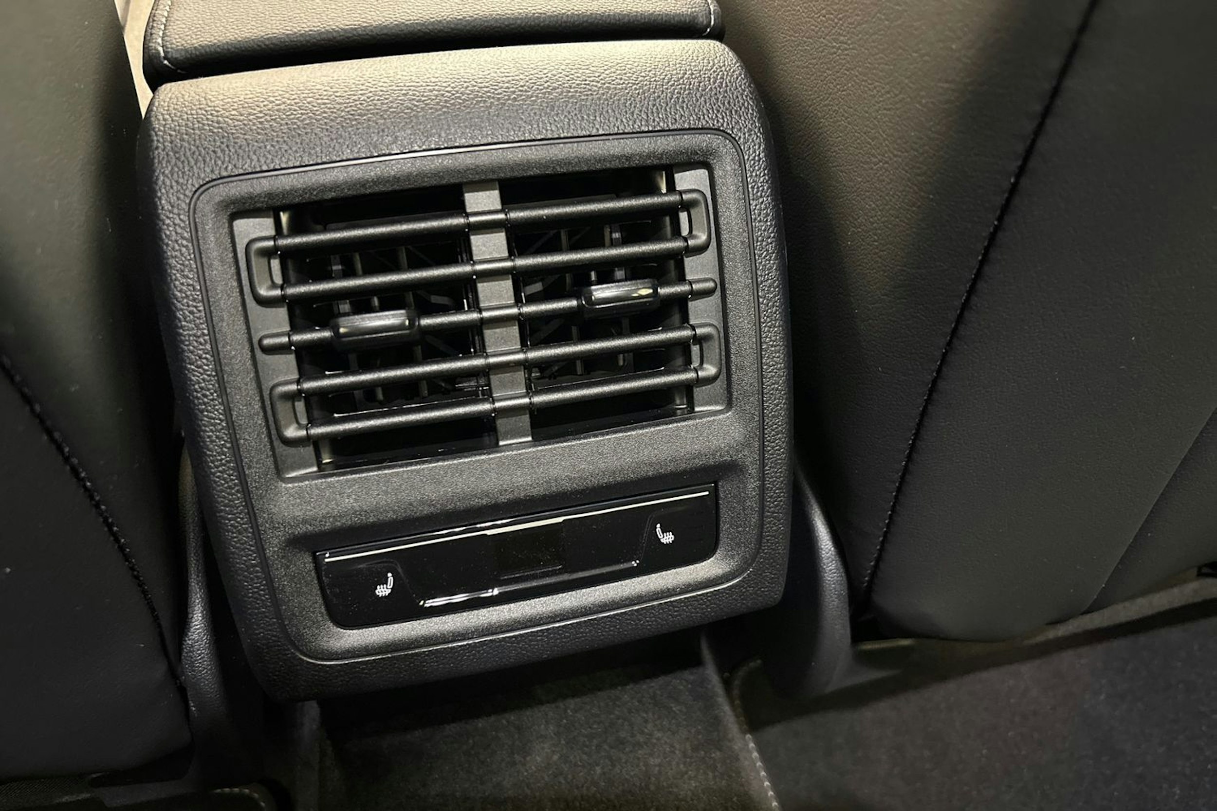 musta Volkswagen Golf 2025 kuva 14.