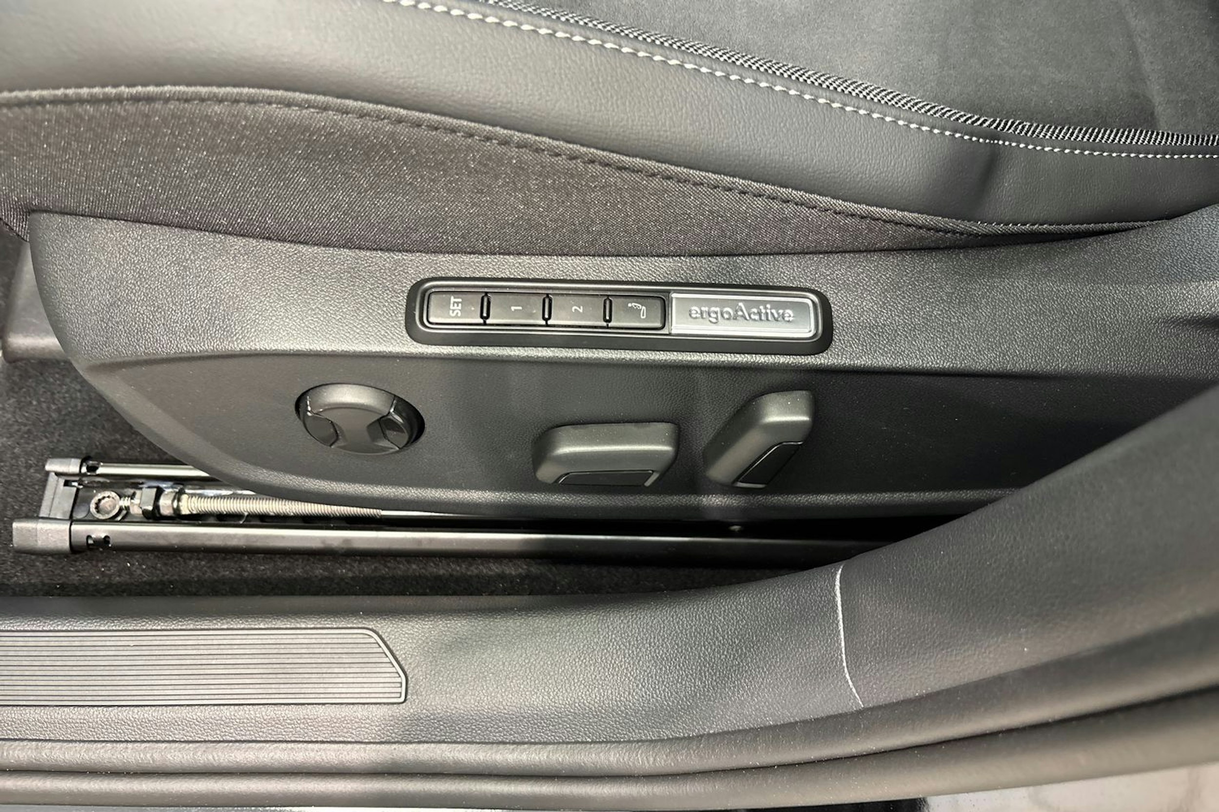 musta Volkswagen Golf 2025 kuva 15.