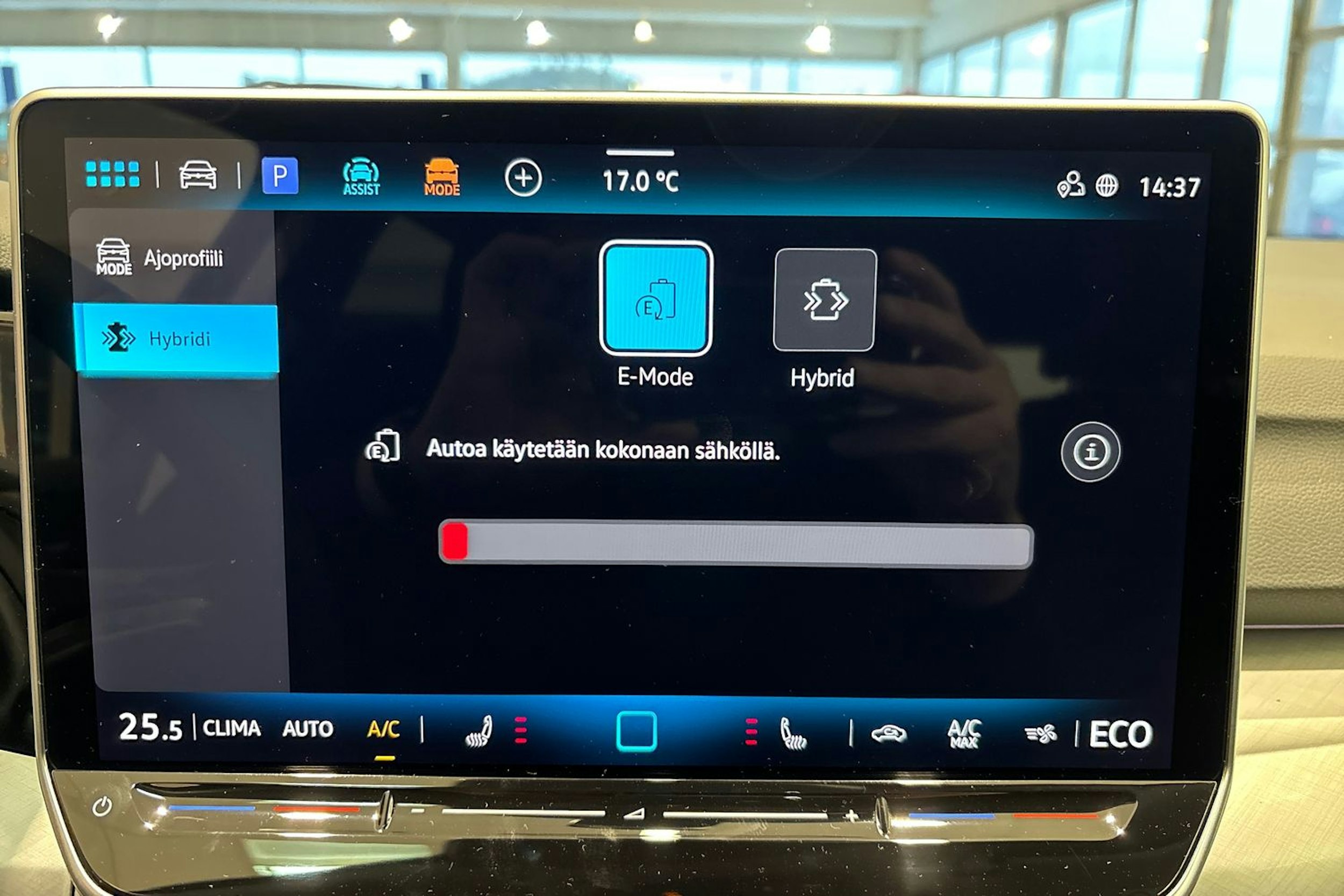 sininen Volkswagen Golf 2025 kuva 18.