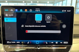 sininen Volkswagen Golf 2025 kuva 18.