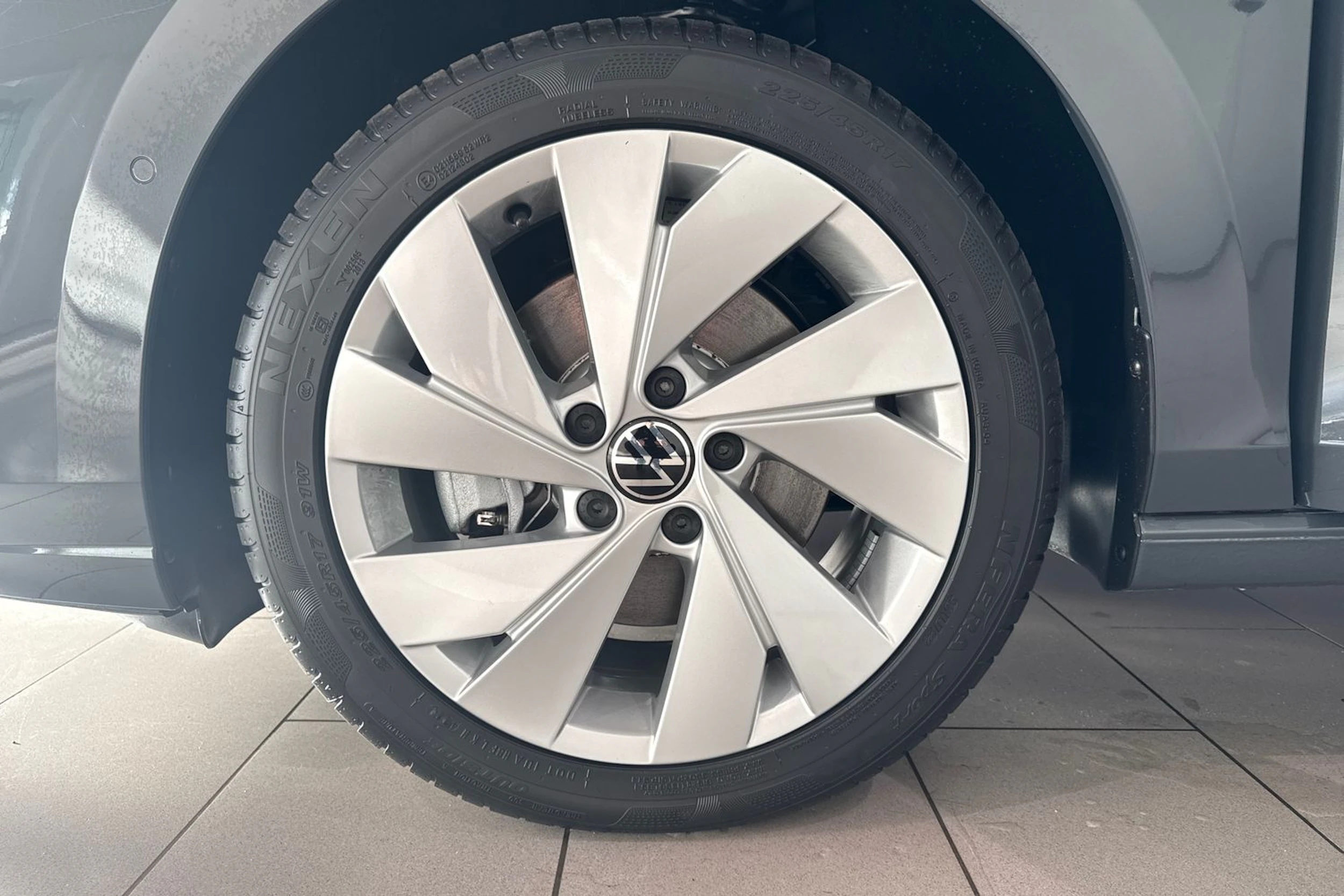 harmaa Volkswagen Golf 2025 kuva 9.