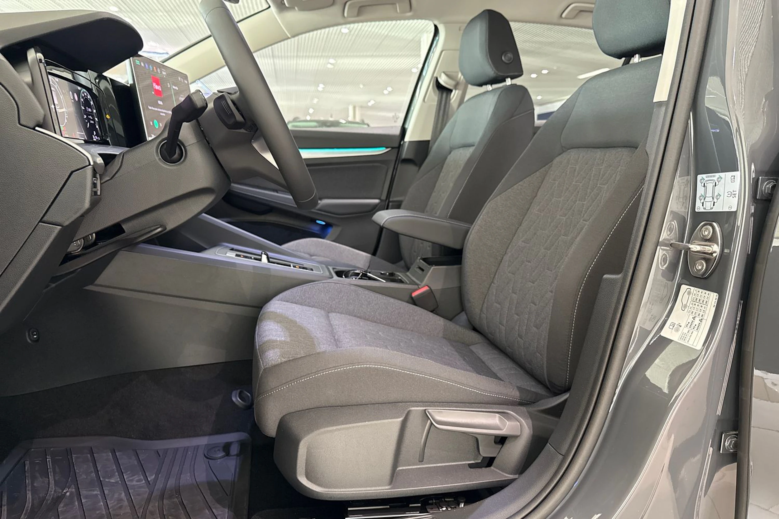 harmaa Volkswagen Golf 2025 kuva 11.