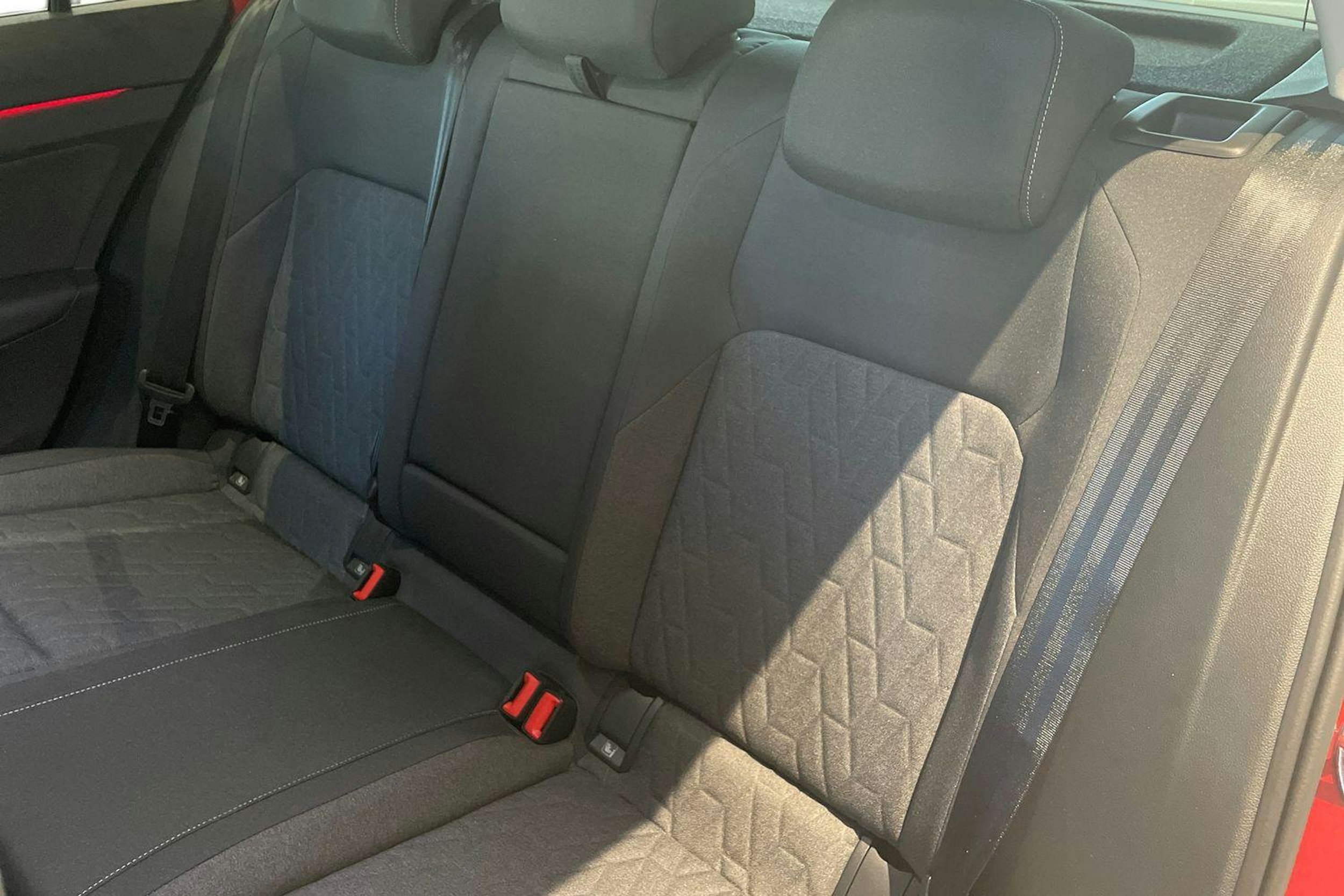punainen Volkswagen Golf 2025 kuva 8.