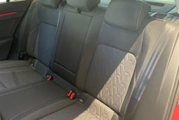 punainen Volkswagen Golf 2025 kuva 8.