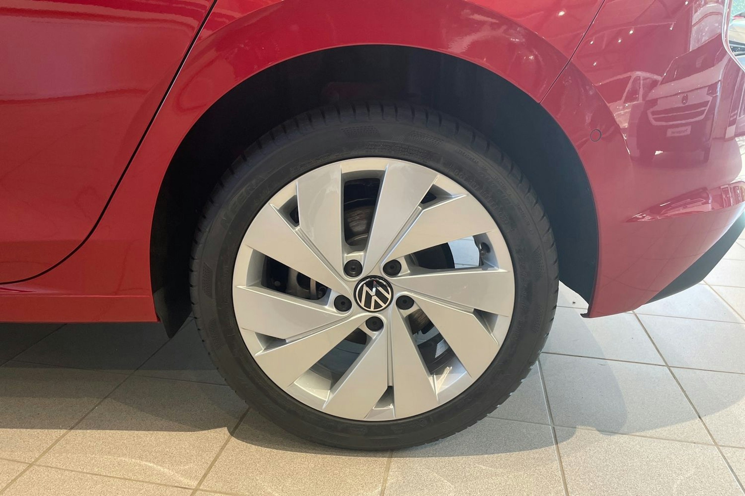 punainen Volkswagen Golf 2025 kuva 10.
