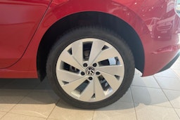punainen Volkswagen Golf 2025 kuva 10.