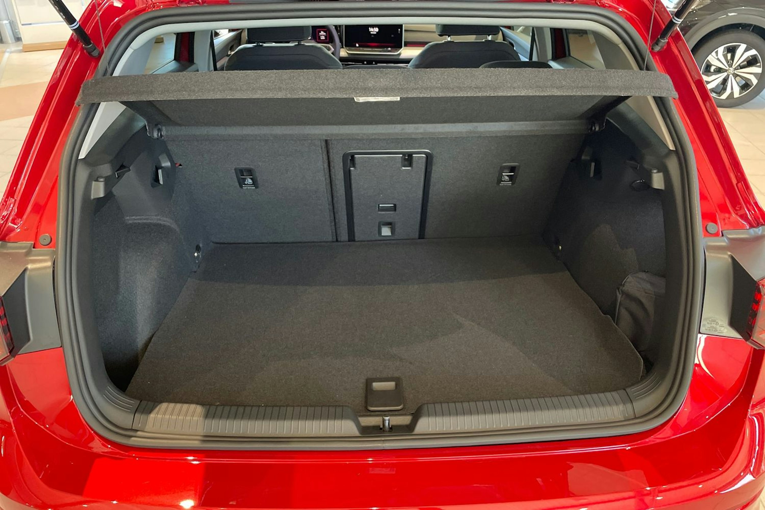 punainen Volkswagen Golf 2025 kuva 11.