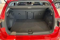 punainen Volkswagen Golf 2025 kuva 11.