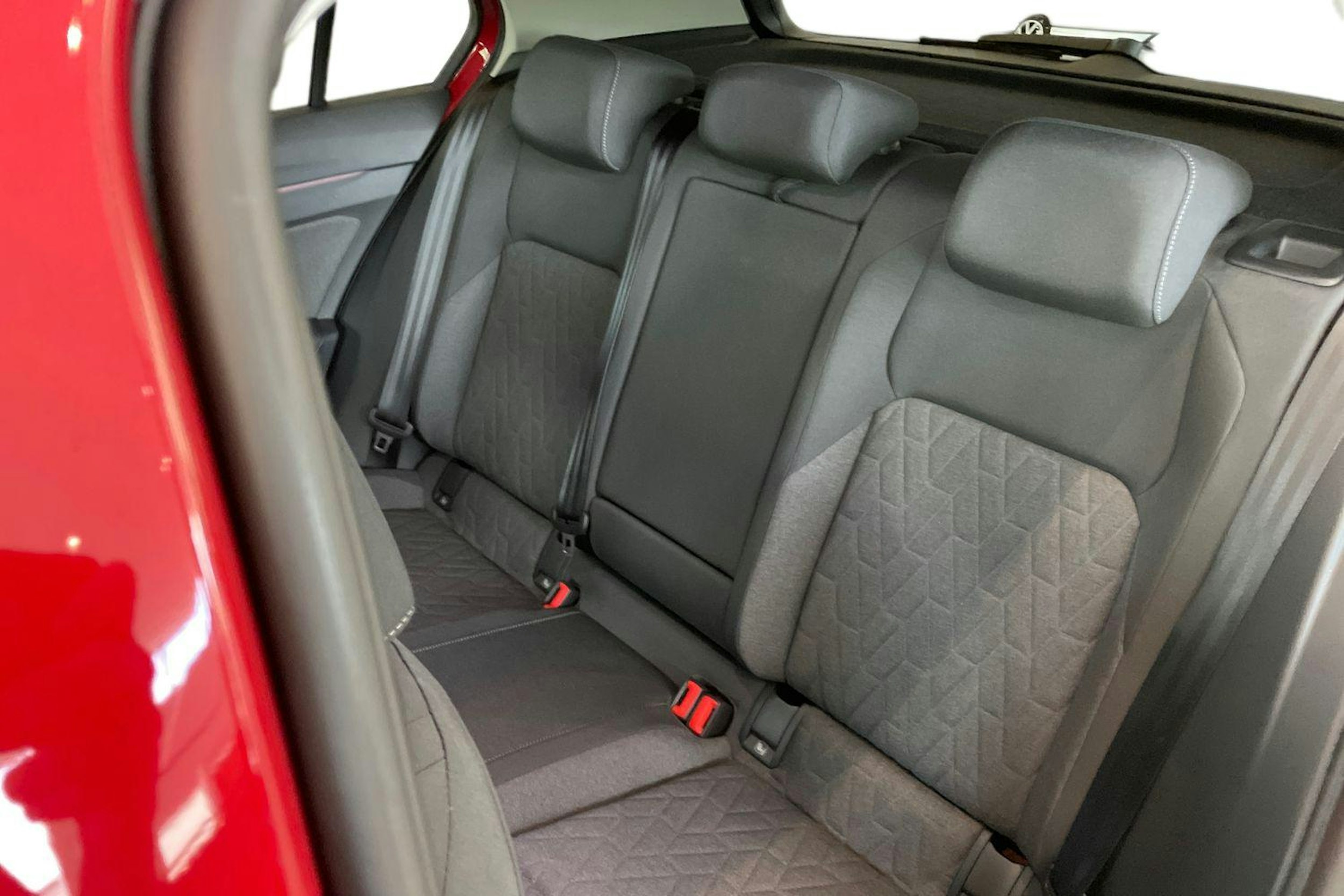 punainen Volkswagen Golf 2025 kuva 8.