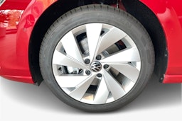 punainen Volkswagen Golf 2025 kuva 9.