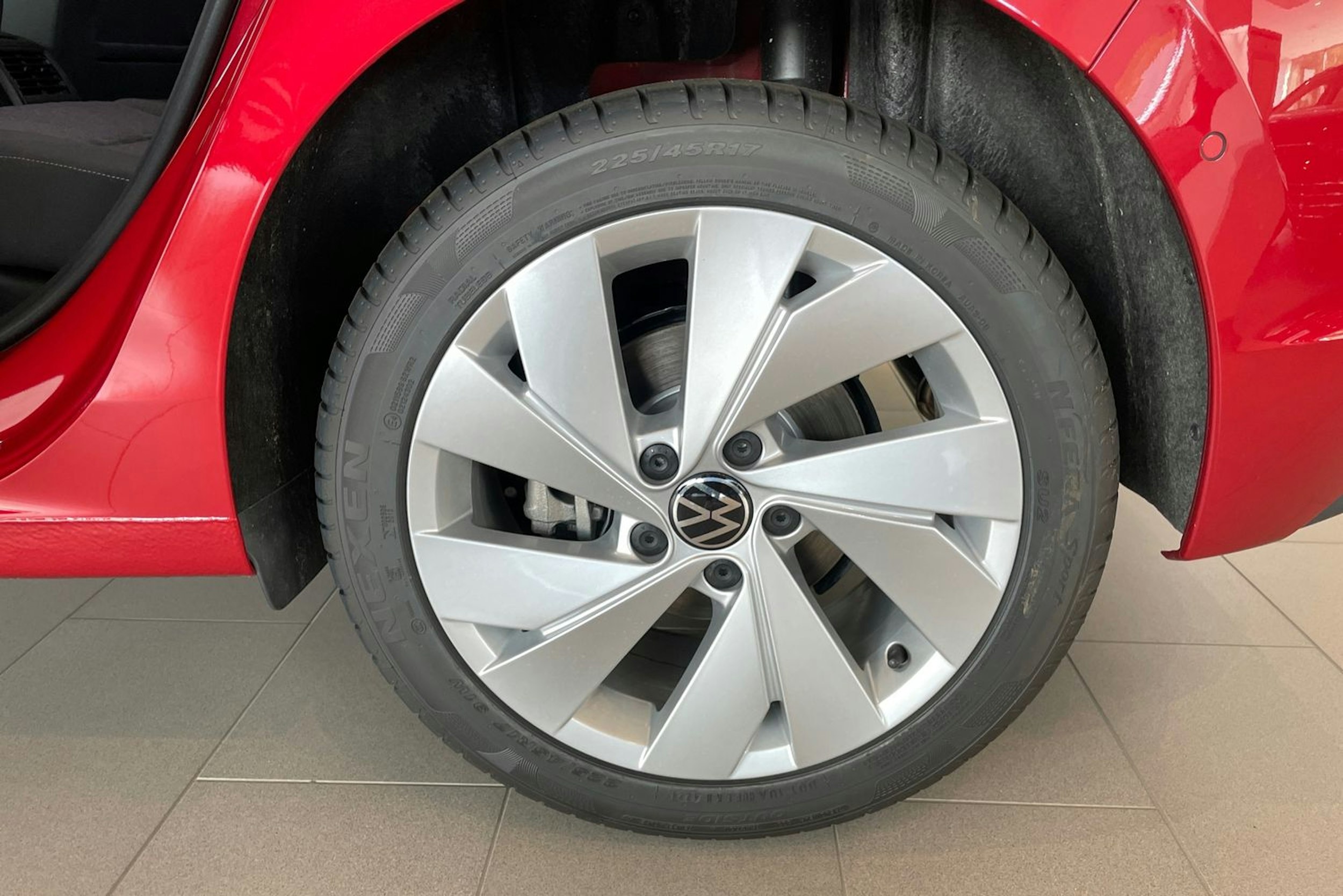punainen Volkswagen Golf 2025 kuva 10.