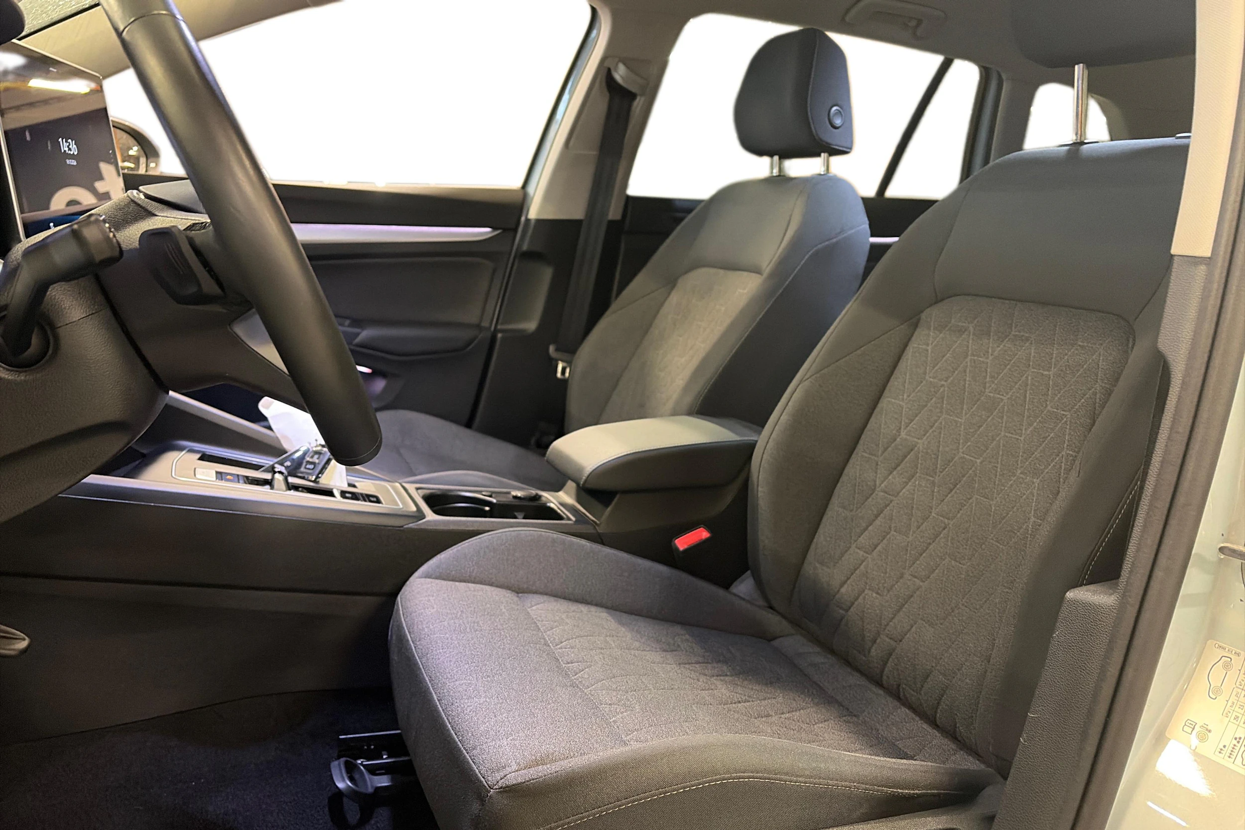 sininen Volkswagen Golf 2025 kuva 3.