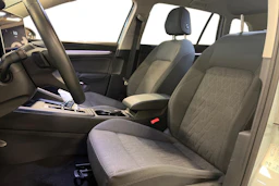 sininen Volkswagen Golf 2025 kuva 3.