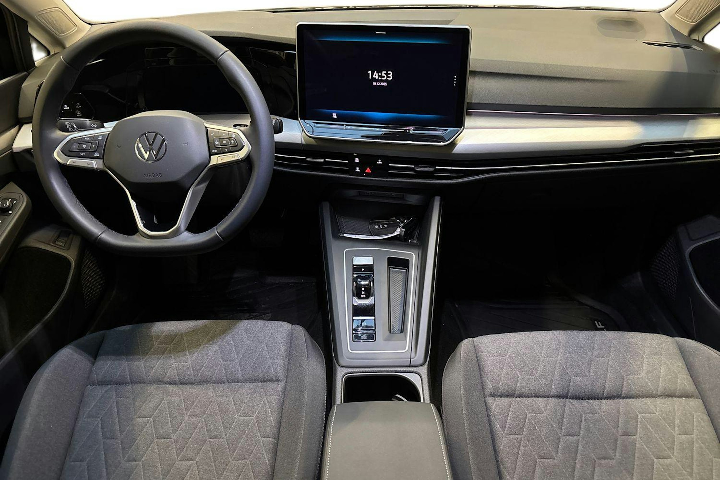 musta Volkswagen Golf 2025 kuva 9.