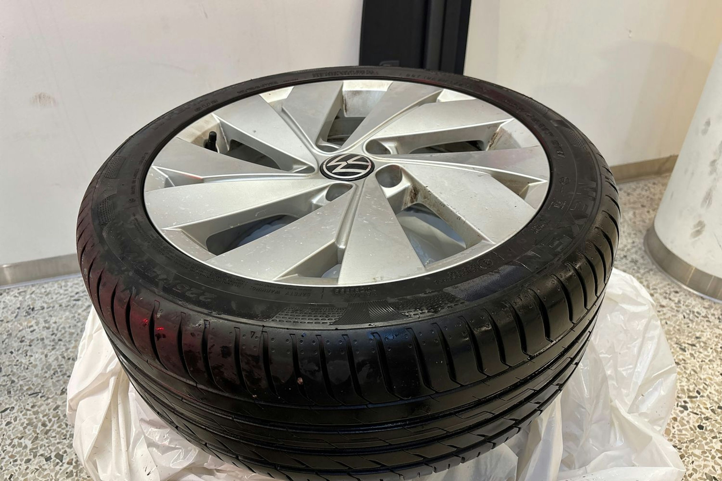 musta Volkswagen Golf 2025 kuva 14.