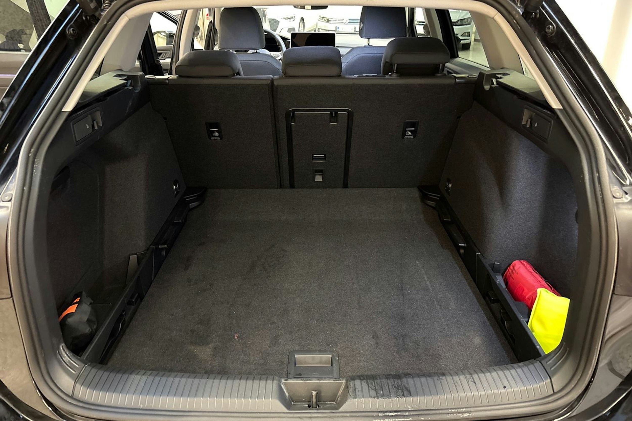 musta Volkswagen Golf 2025 kuva 15.
