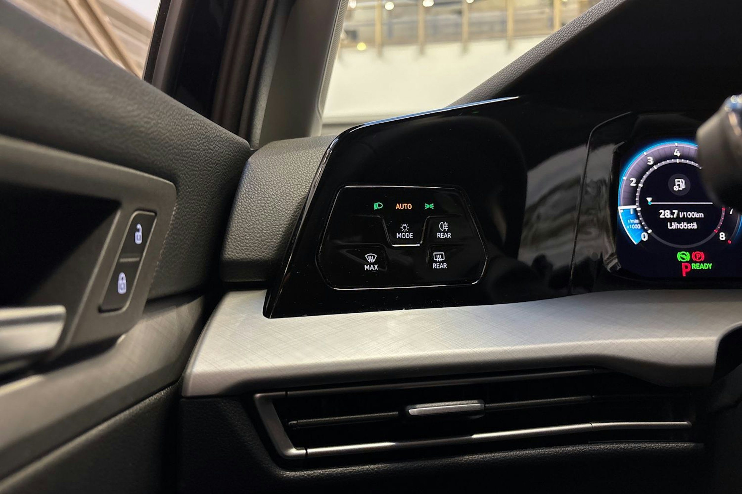 musta Volkswagen Golf 2025 kuva 17.