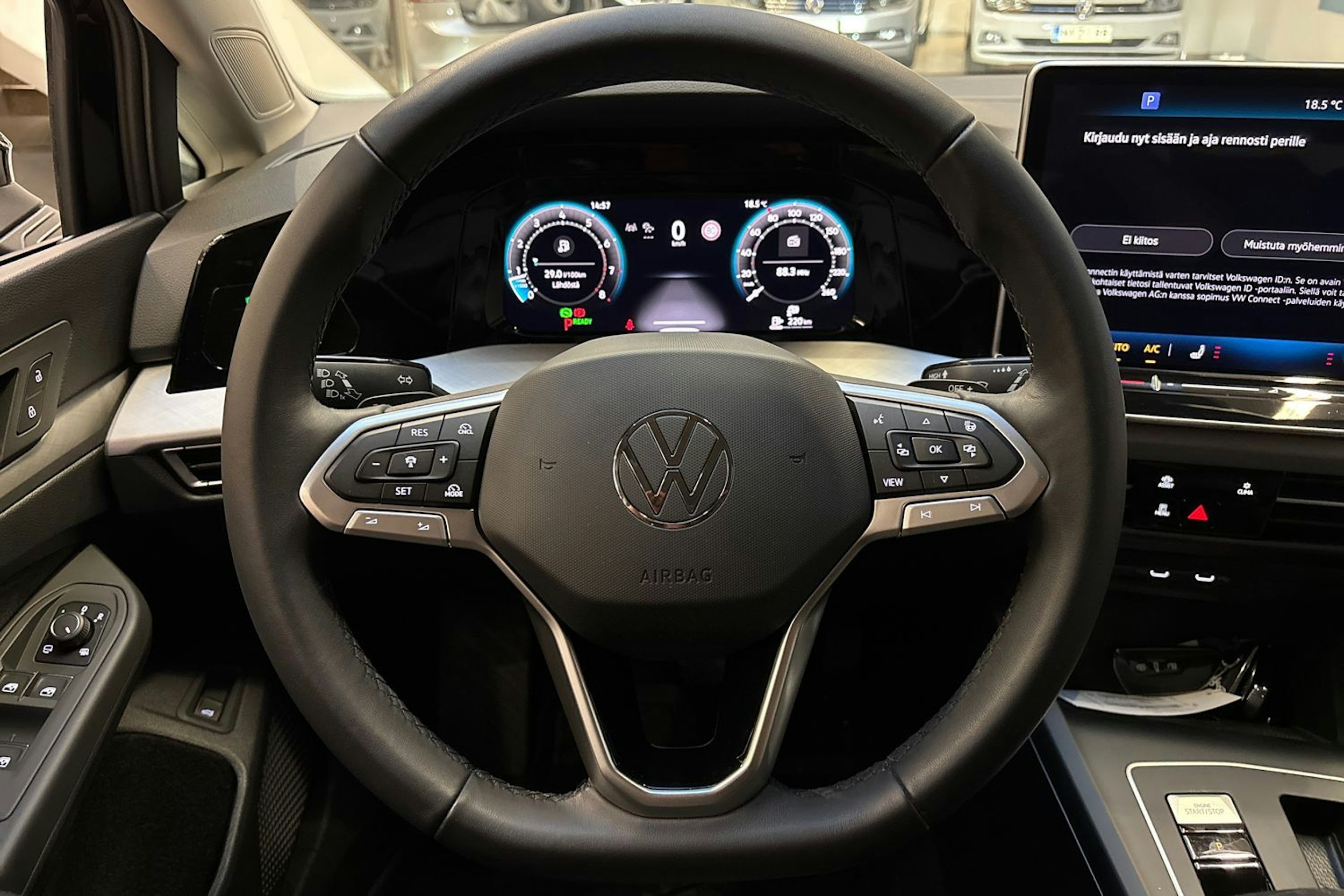 musta Volkswagen Golf 2025 kuva 18.