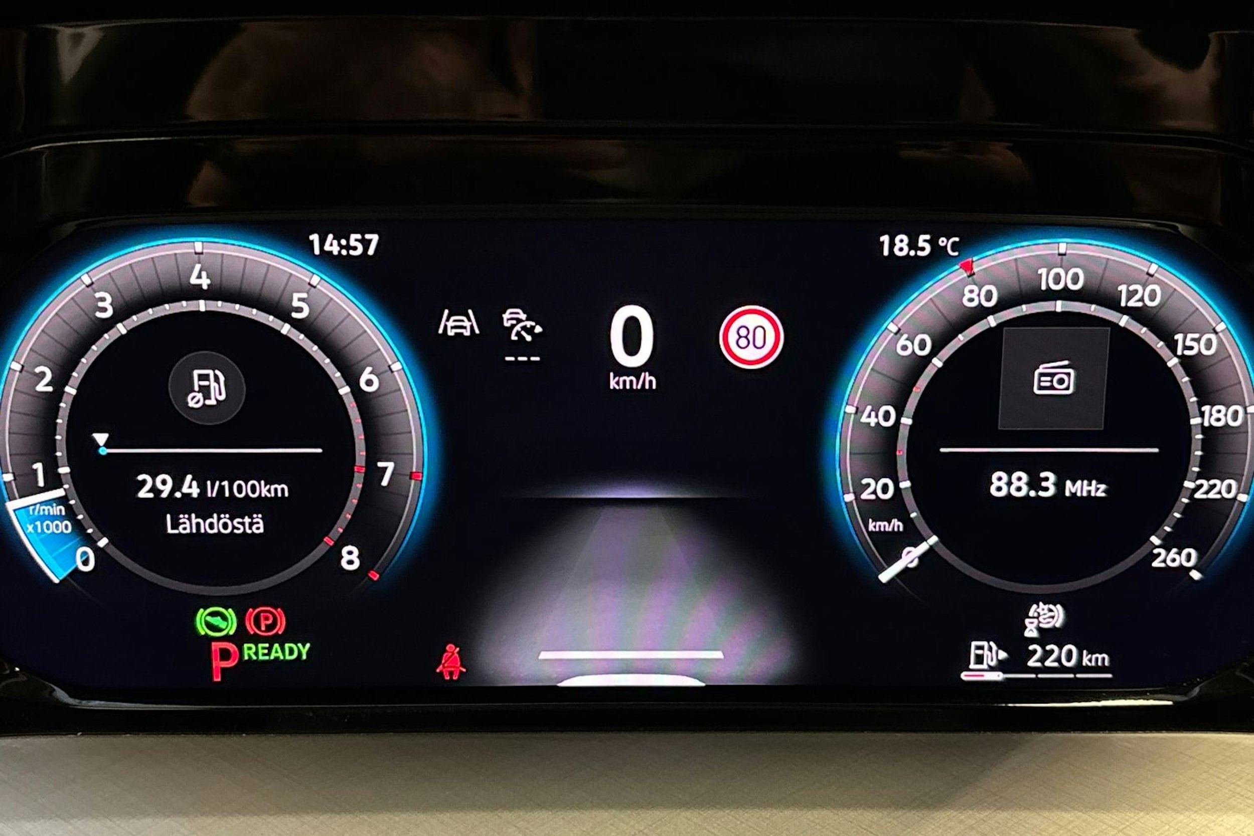 musta Volkswagen Golf 2025 kuva 19.