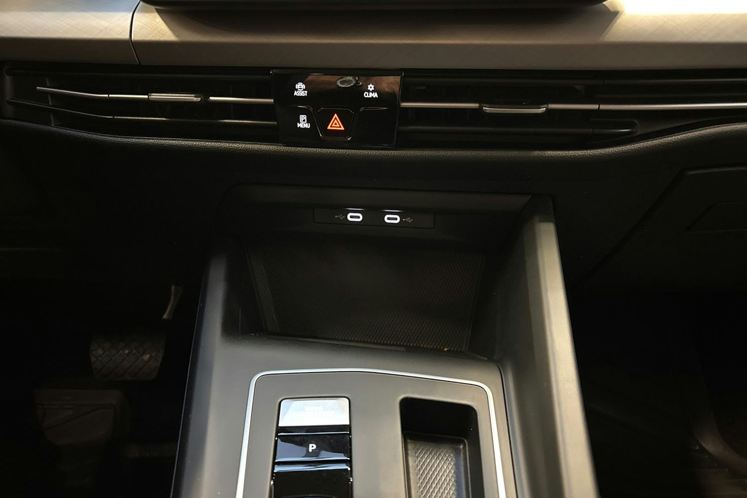 musta Volkswagen Golf 2025 kuva 23.