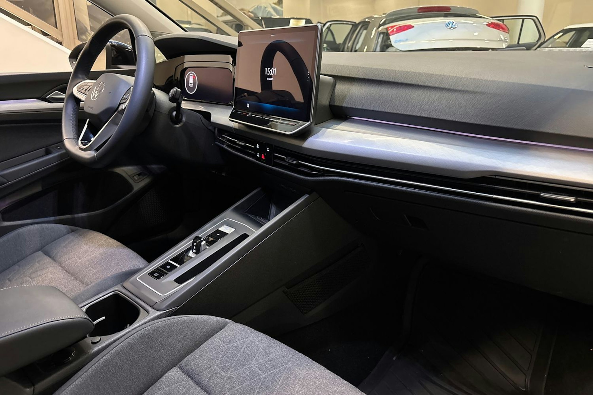 musta Volkswagen Golf 2025 kuva 25.