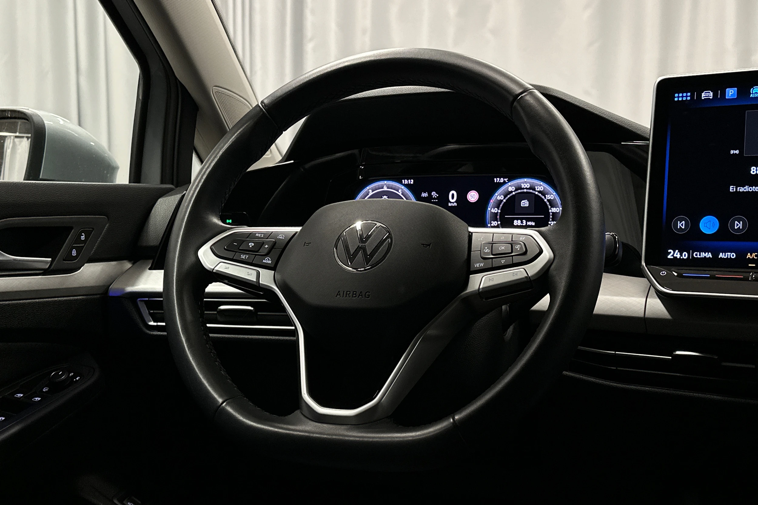 harmaa Volkswagen Golf 2025 kuva 19.