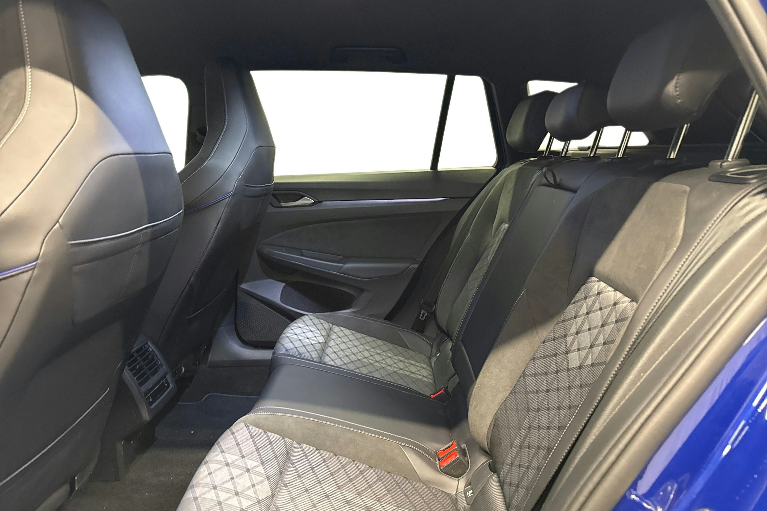 sininen Volkswagen Golf 2025 kuva 10.