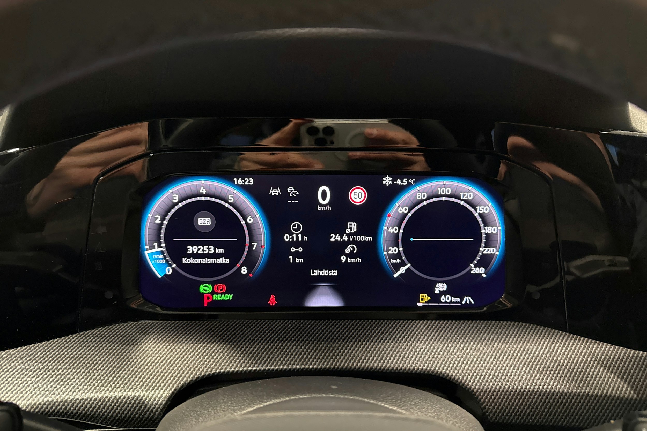 sininen Volkswagen Golf 2025 kuva 16.