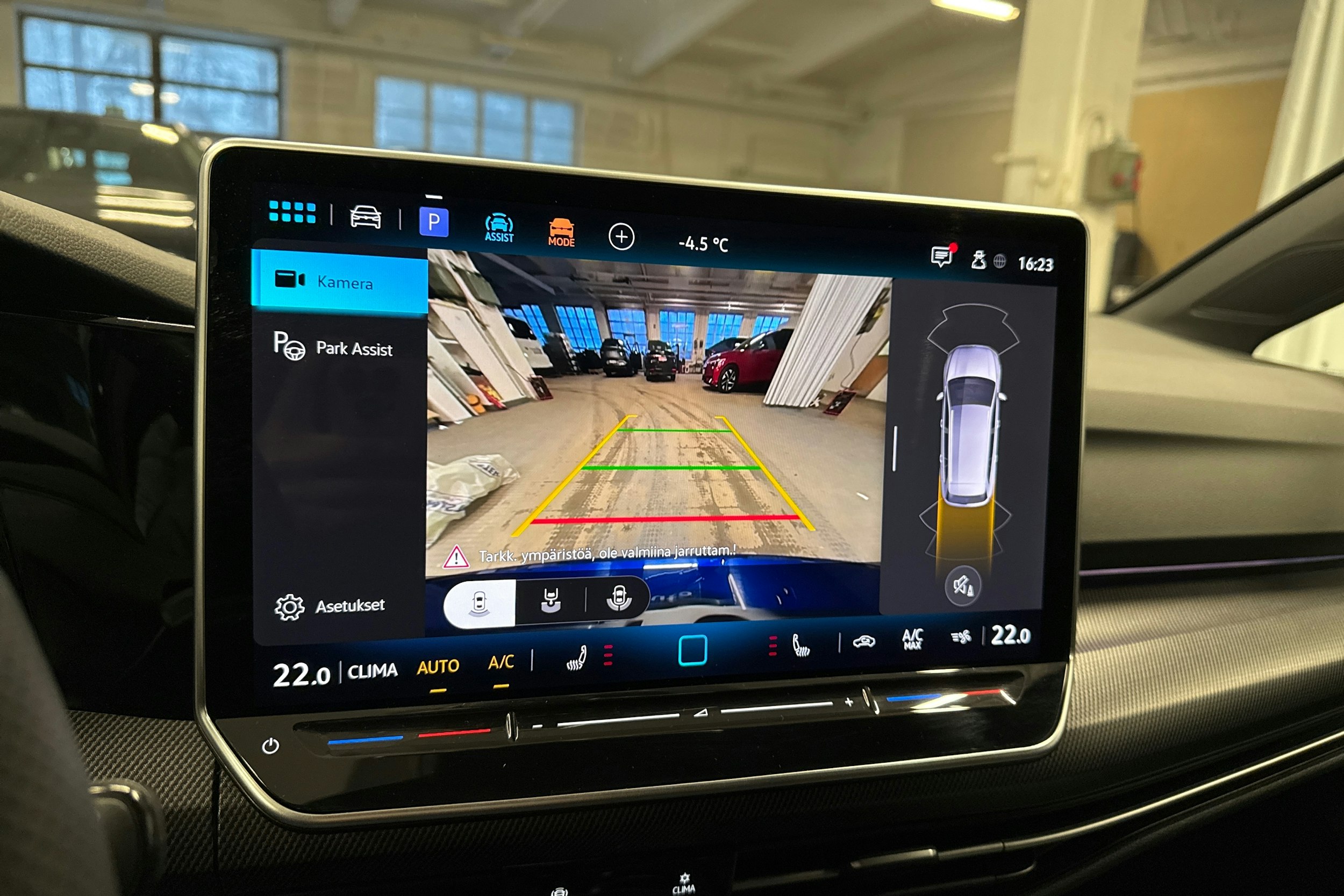 sininen Volkswagen Golf 2025 kuva 18.