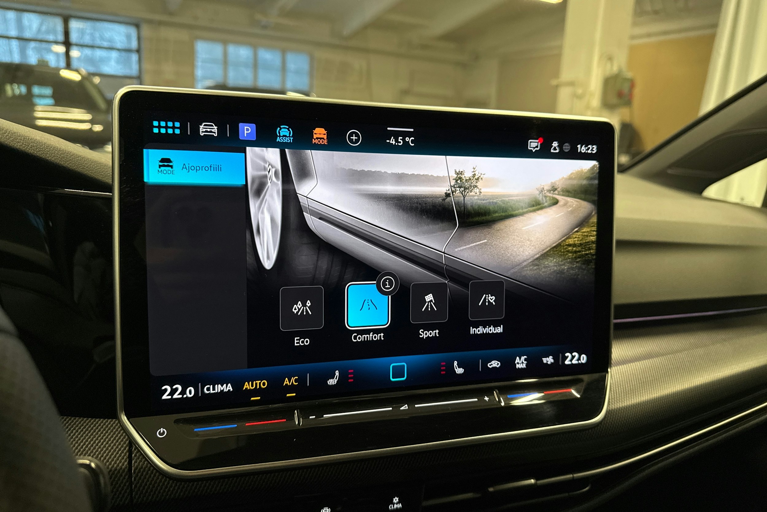 sininen Volkswagen Golf 2025 kuva 19.