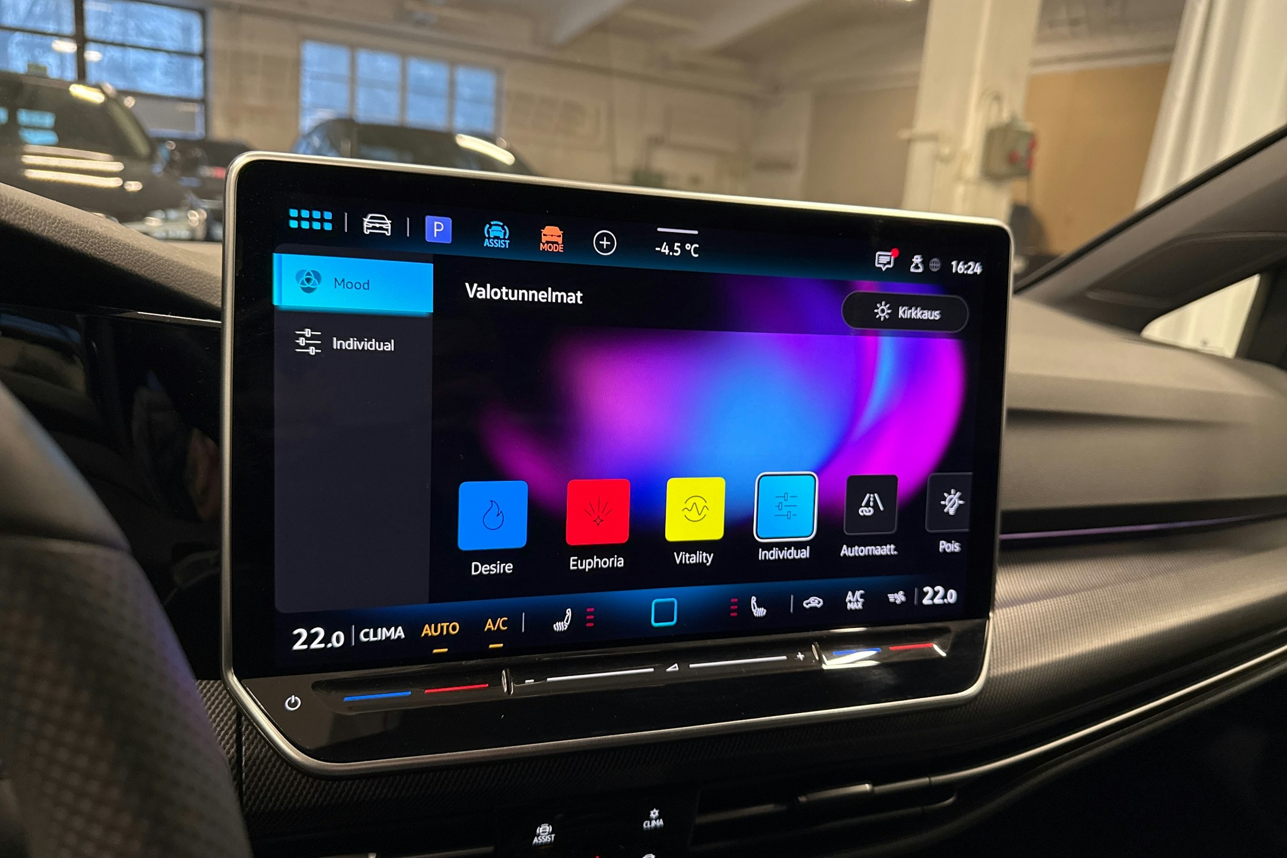 sininen Volkswagen Golf 2025 kuva 25.