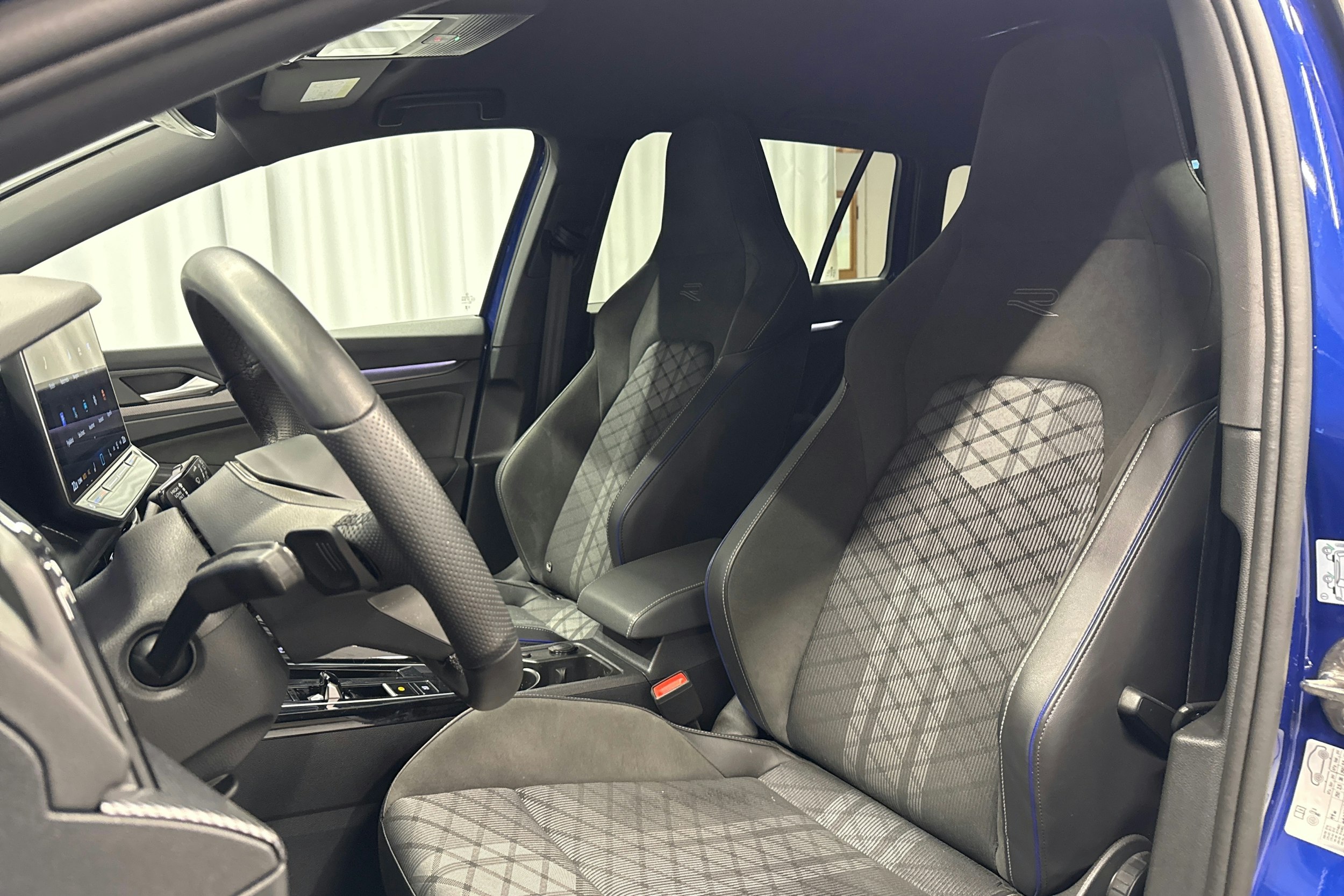 sininen Volkswagen Golf 2025 kuva 28.