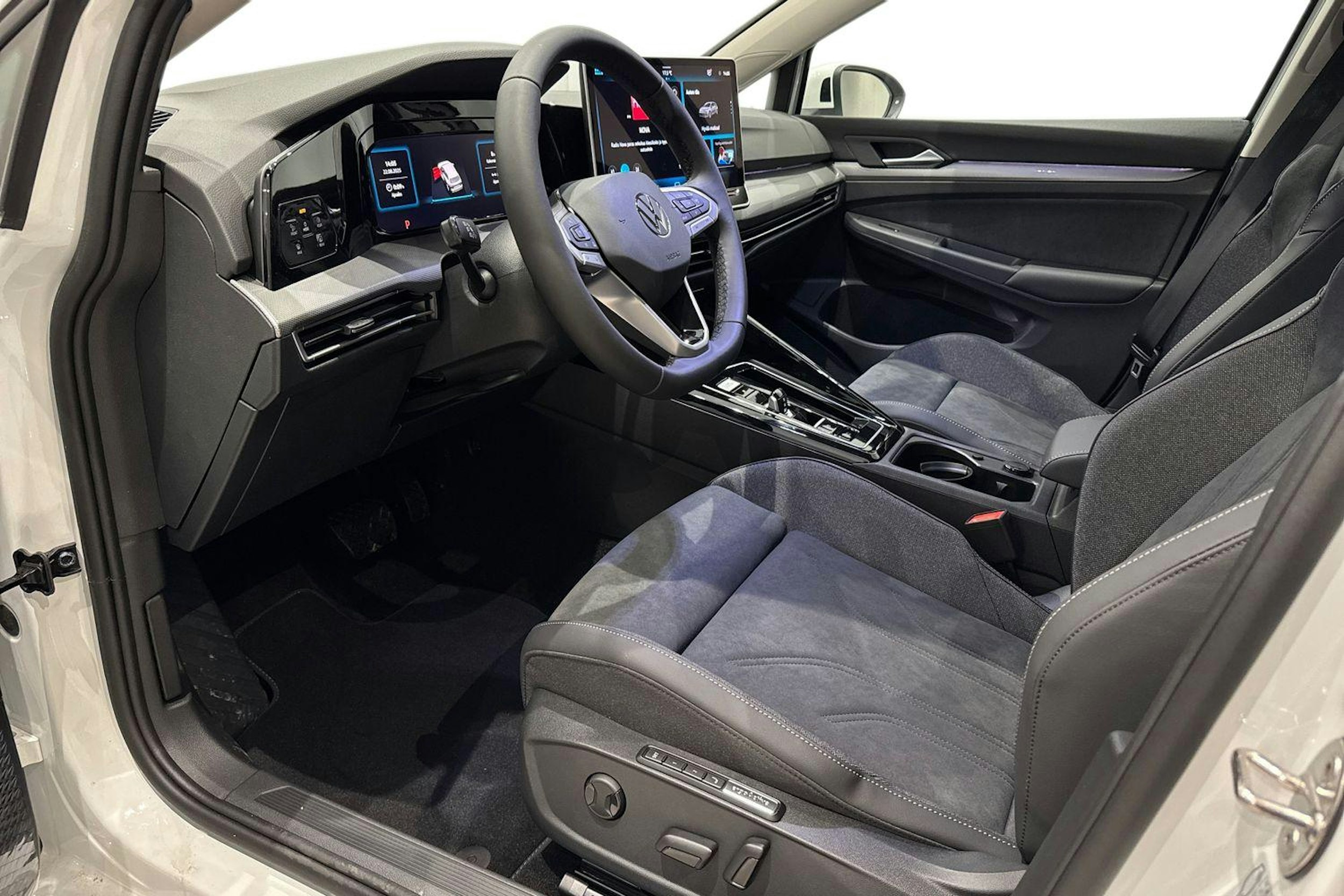 valkoinen Volkswagen Golf 2025 kuva 6.