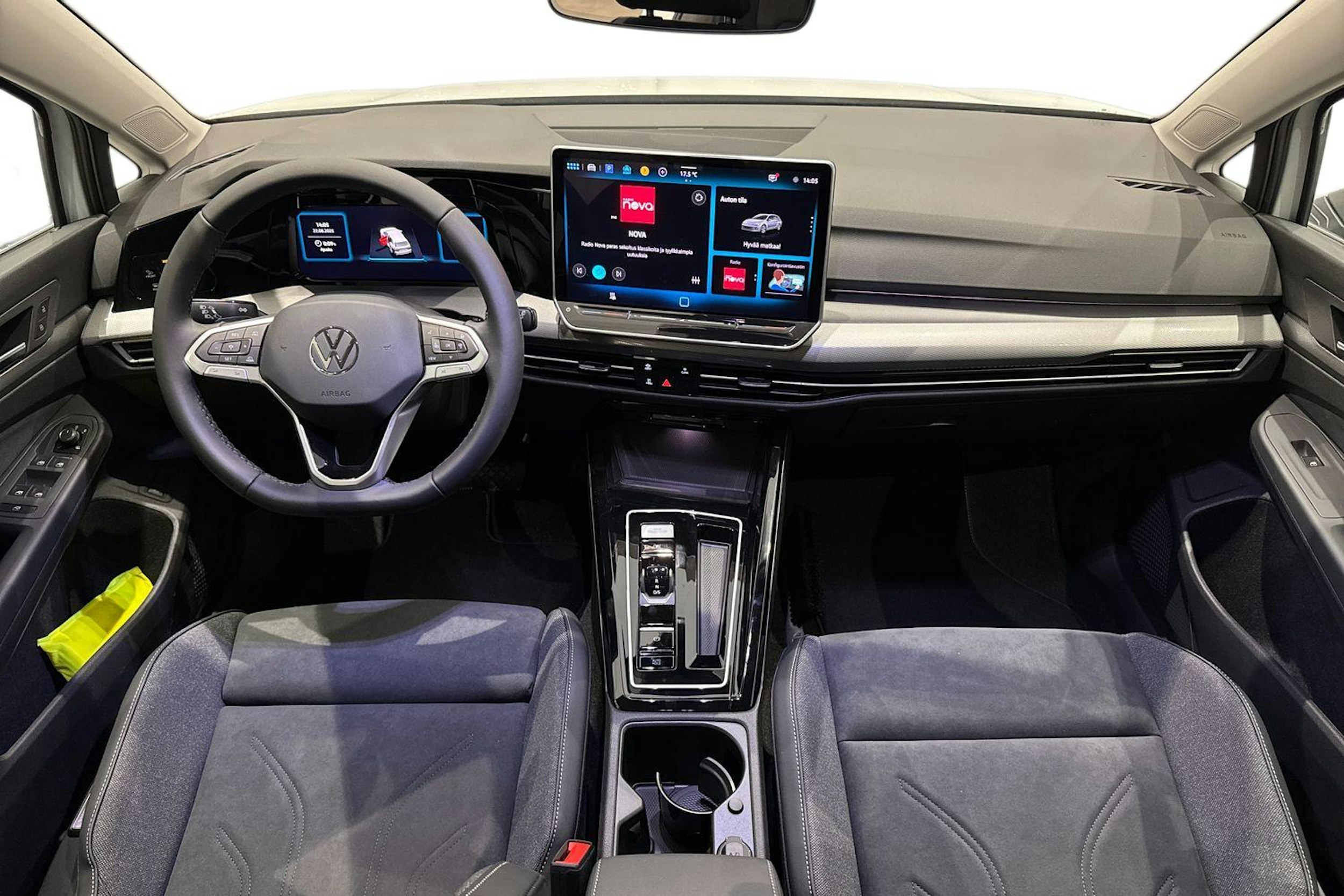 valkoinen Volkswagen Golf 2025 kuva 7.