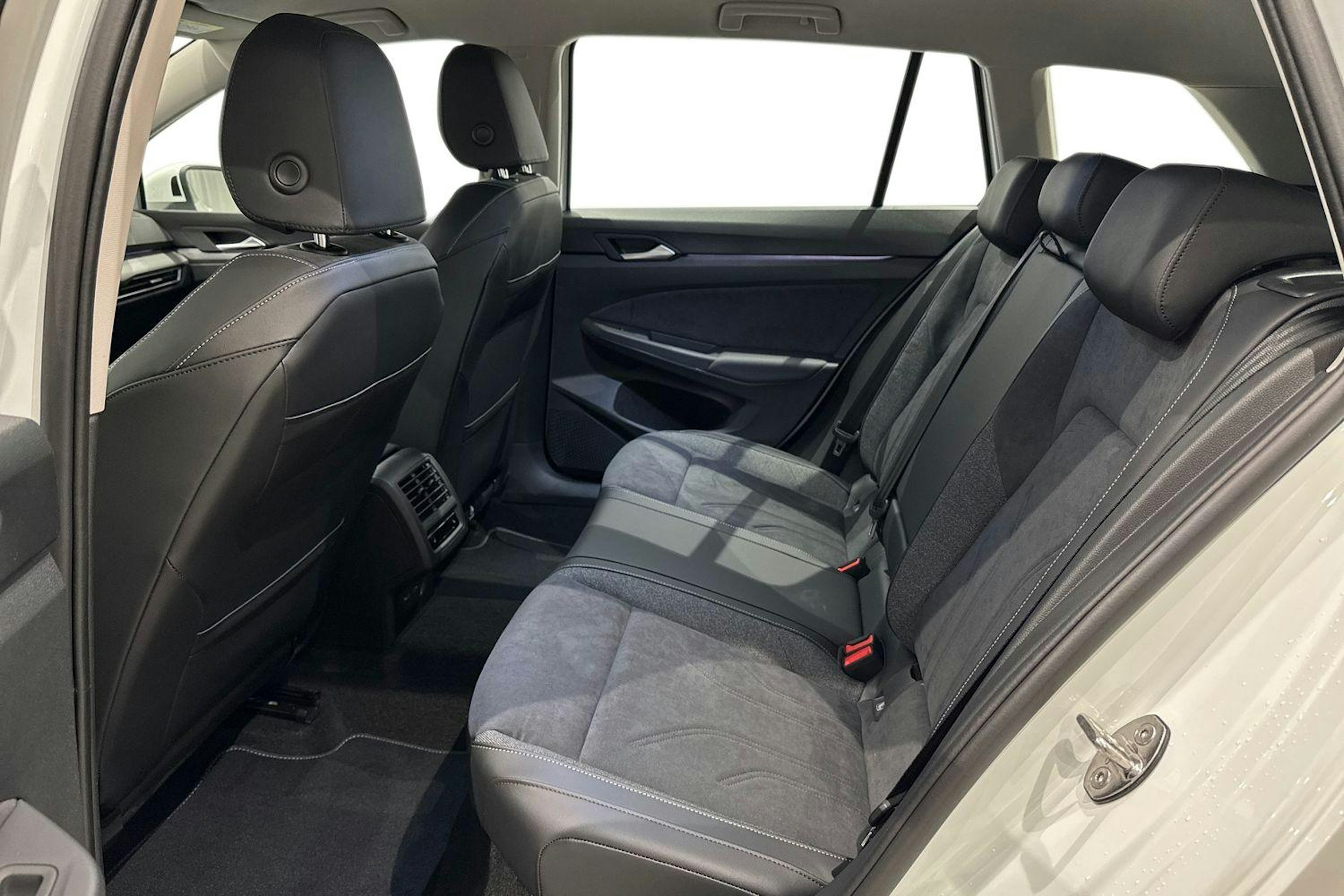 valkoinen Volkswagen Golf 2025 kuva 8.