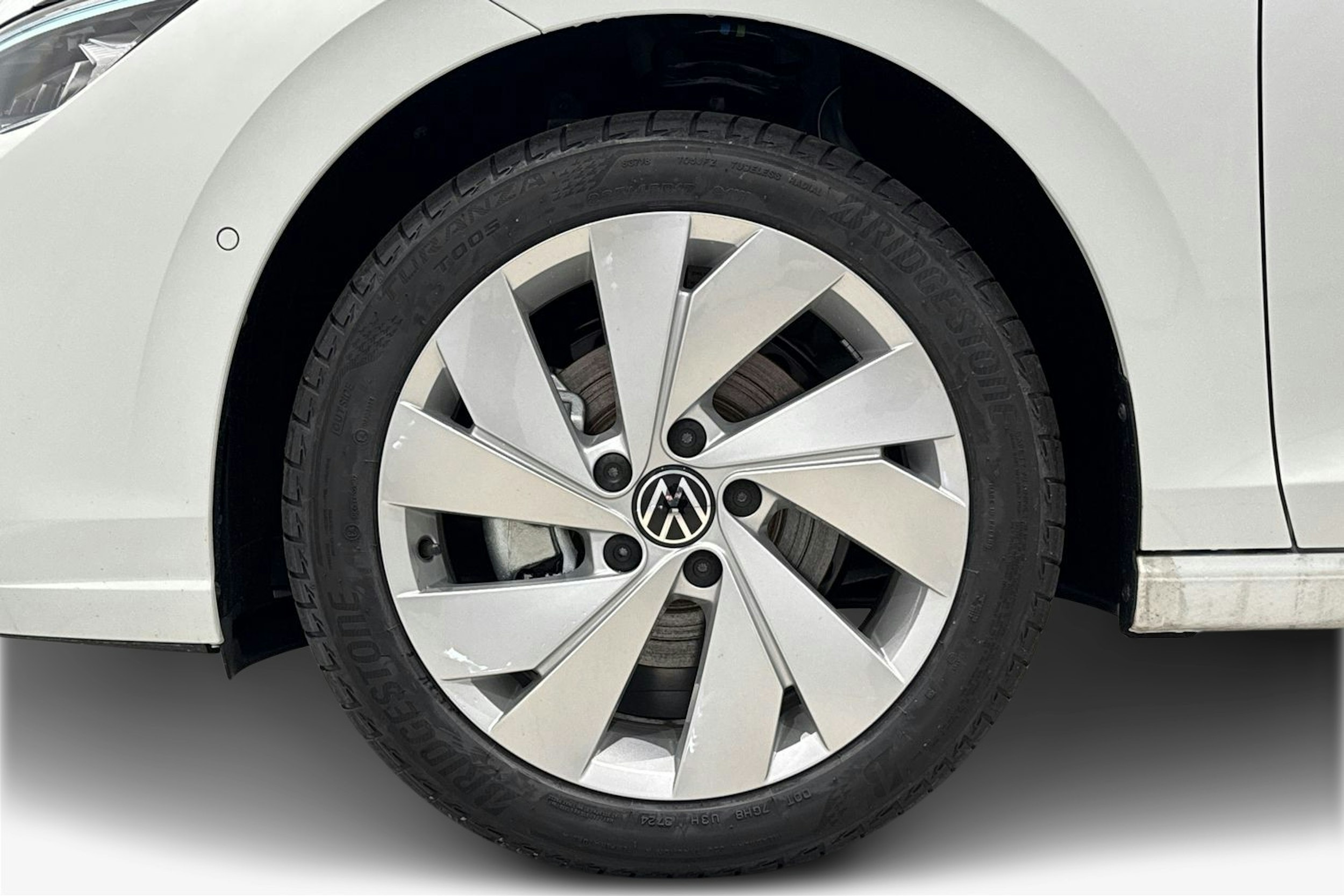 valkoinen Volkswagen Golf 2025 kuva 9.