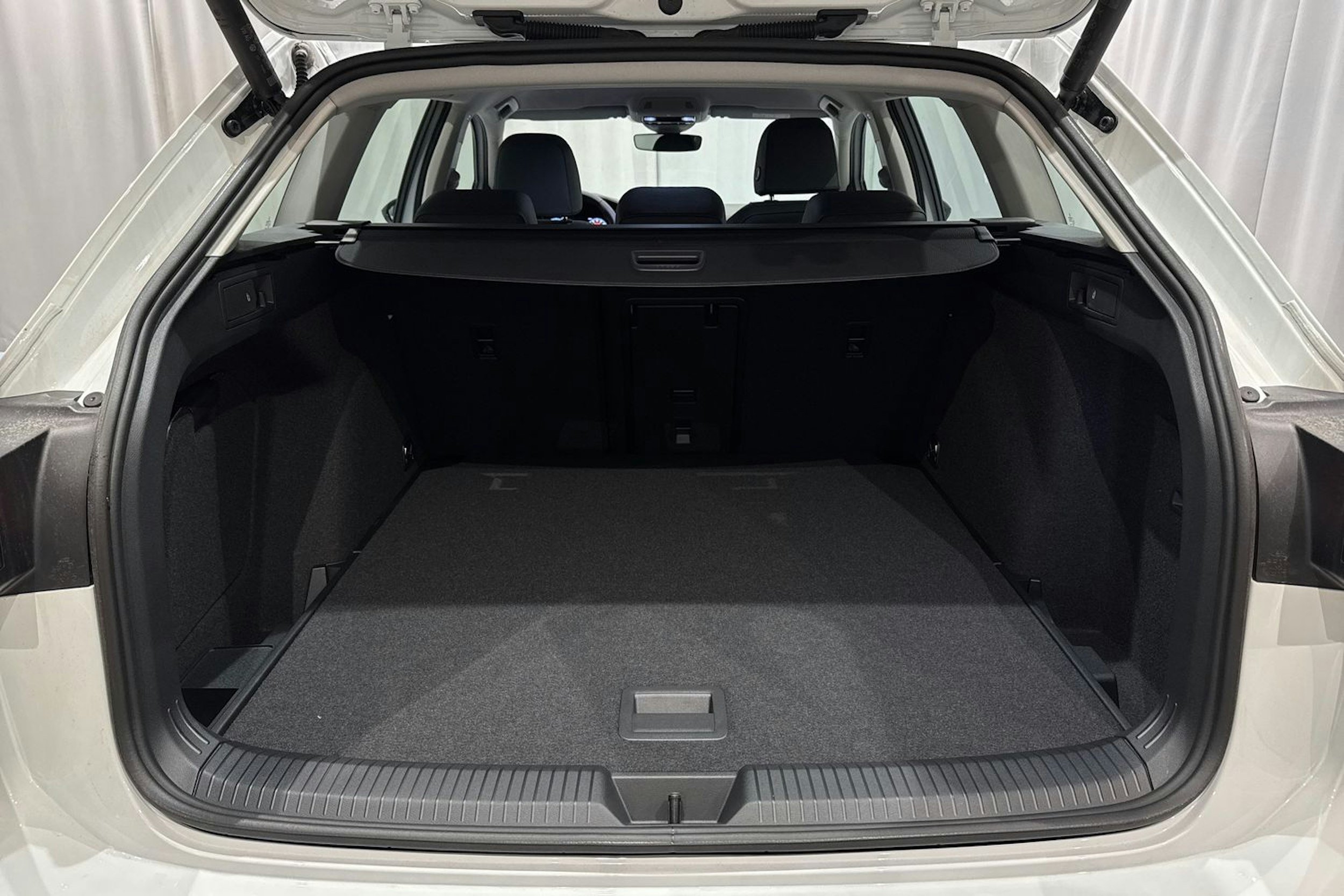 valkoinen Volkswagen Golf 2025 kuva 12.