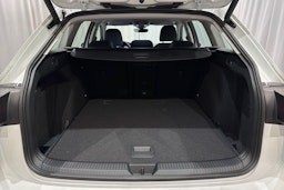 valkoinen Volkswagen Golf 2025 kuva 12.