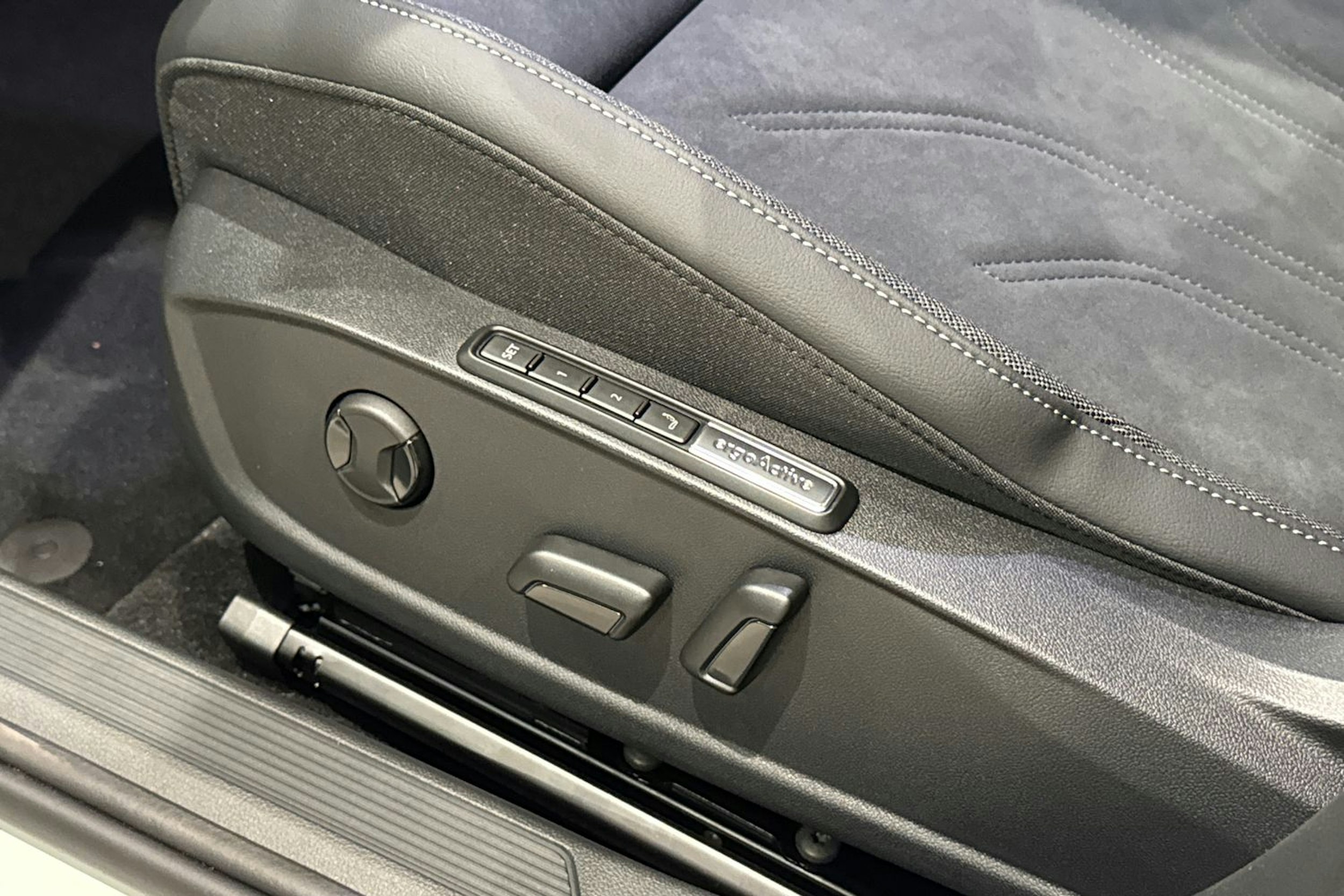 valkoinen Volkswagen Golf 2025 kuva 14.