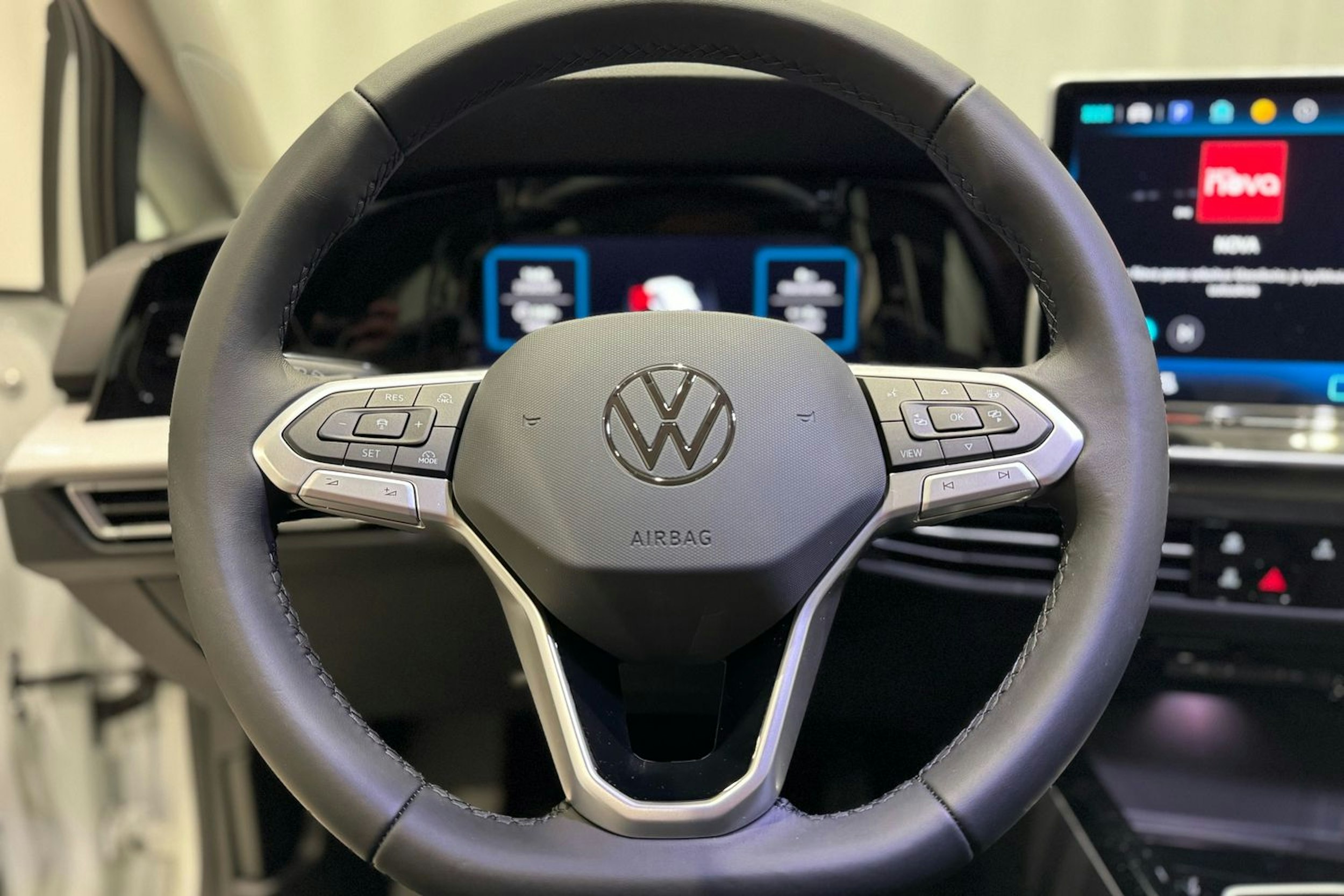 valkoinen Volkswagen Golf 2025 kuva 15.