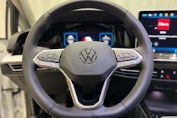 valkoinen Volkswagen Golf 2025 kuva 15.