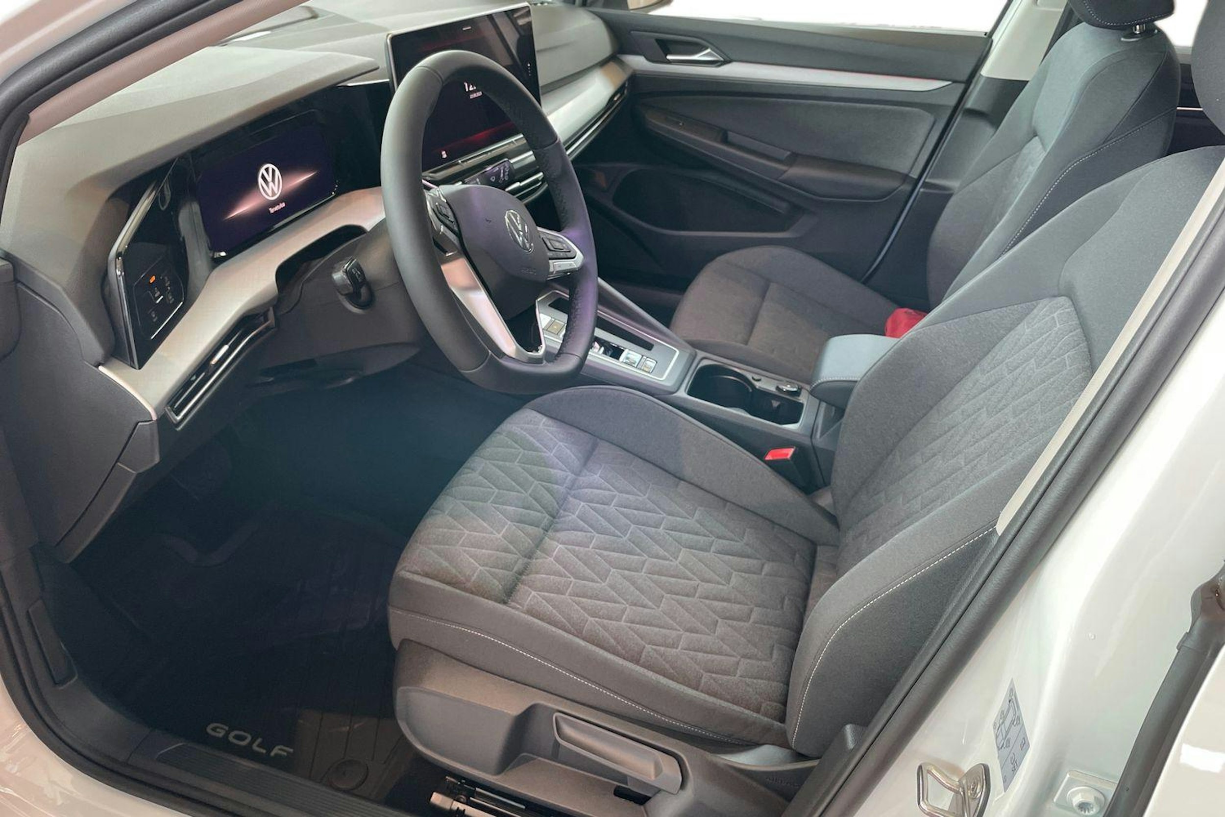 valkoinen Volkswagen Golf 2025 kuva 6.